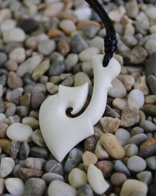 Háček na štěstí. Hei Matau - víc než jen přívěsek. Symbol ochrany, odvahy a cesty vpřed. Přípomíná nám, že každá vlna, i...