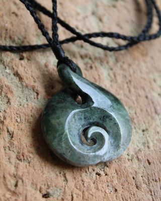 Pikorua – symbol propojení dvou duší, nekonečného přátelství a cesty životem bok po boku. Vyřezaný z Flower Jade, kámen,...