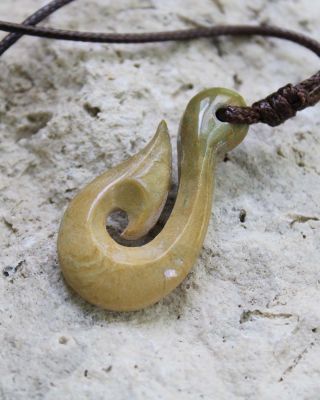 Na e-shop právě přibylo několik nových kousků z novozélandského Kawakawa a Flower Jade. Každý je originál, každý nese svůj...