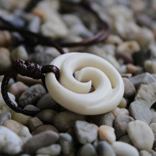 🌿 Je zpět! 🌿 Nejoblíbenější dvoucípé Koru je opět skladem! 🌀 Tento tradiční symbol inspirovaný spirálou kapradiny...